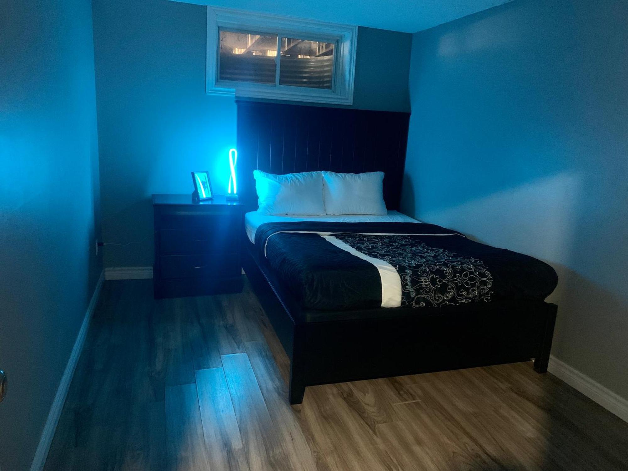 1 Room In A Cozy And Beautiful Basement Guelph Exteriör bild