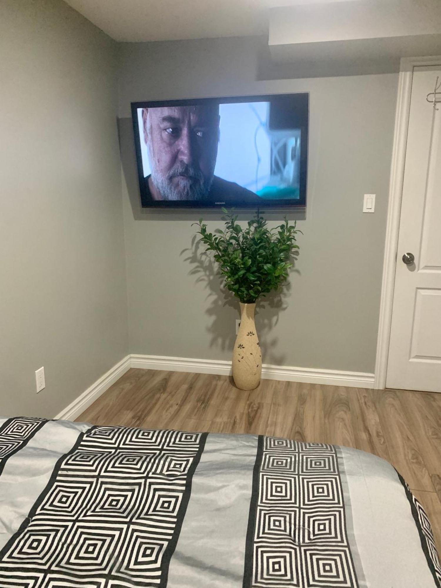1 Room In A Cozy And Beautiful Basement Guelph Exteriör bild